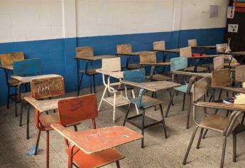 Por burocracia le adeudan 9 quincenas a profesor que exige su pago de horas en clase