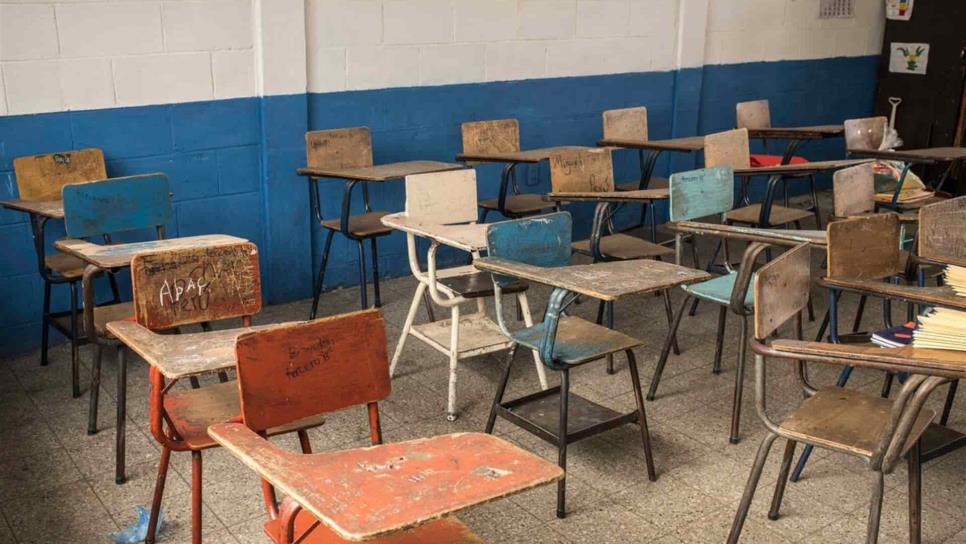 Por burocracia le adeudan 9 quincenas a profesor que exige su pago de horas en clase