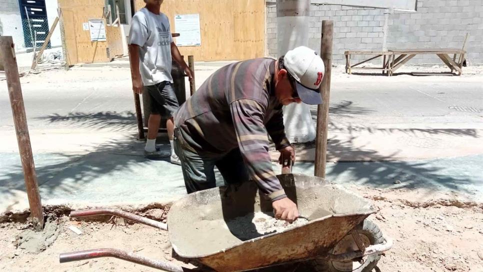 Con pocos festejos, pero trabajo constante, celebran albañiles en su día en Mazatlán