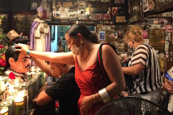 Se encomiendan a Malverde y se olvidan del Covid-19