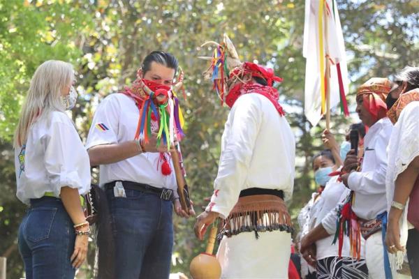 Mario Zamora recibe de yoremes el “Bastón de Mando”