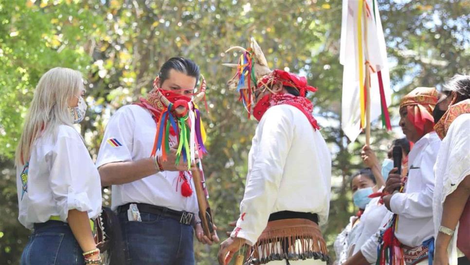 Mario Zamora recibe de yoremes el “Bastón de Mando” Mario Zamora recibe de yoremes el “Bastón de Mando”