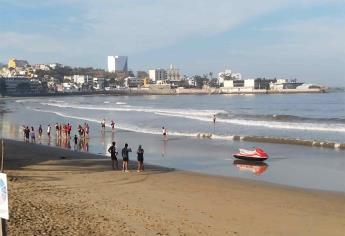 Piden no introducirse al mar con ropa de mezclilla y algodón