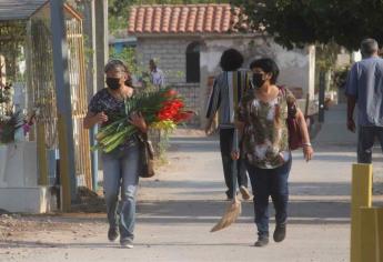 Celebran Día de las Madres con baja en visita a panteones de Los Mochis