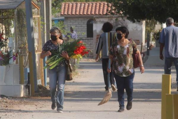 Celebran Día de las Madres con baja en visita a panteones de Los Mochis