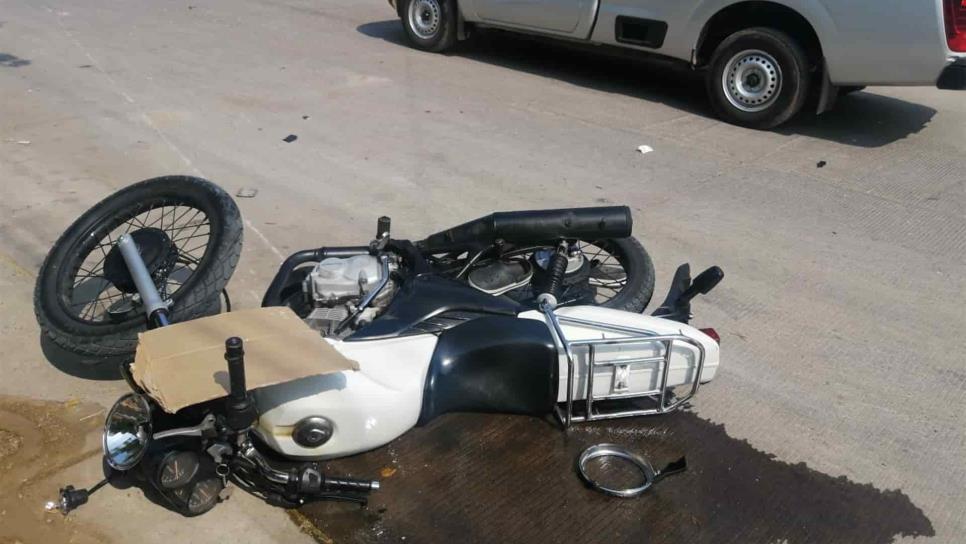 Por pasarle el alto, conductor embiste a motociclista en Culiacán