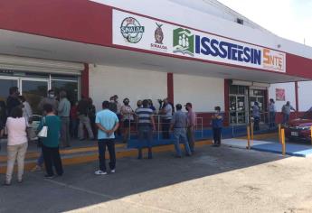 Se manifiestan jubilados y pensionados en las oficinas del ISSSTESIN