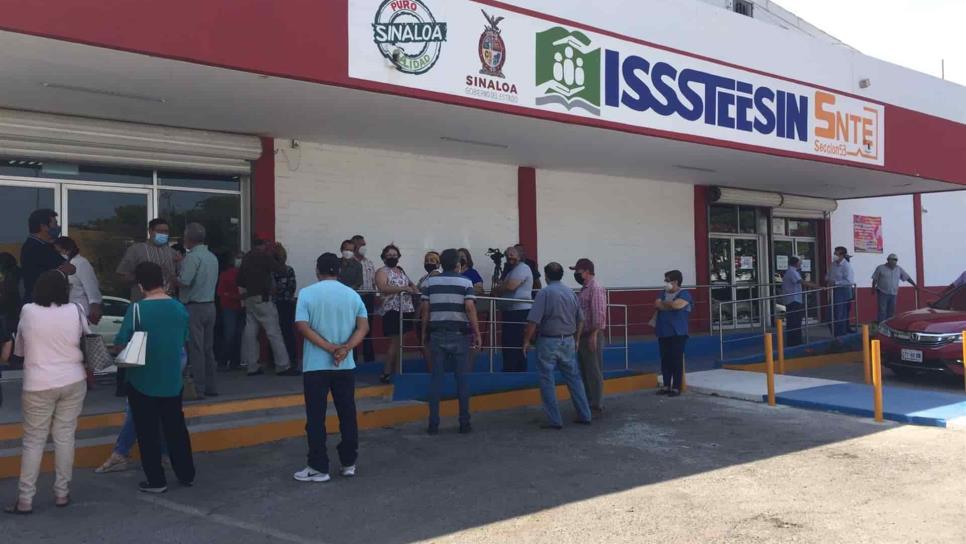 Se manifiestan jubilados y pensionados en las oficinas del ISSSTESIN Se manifiestan jubilados y pensionados en las oficinas del ISSSTESIN