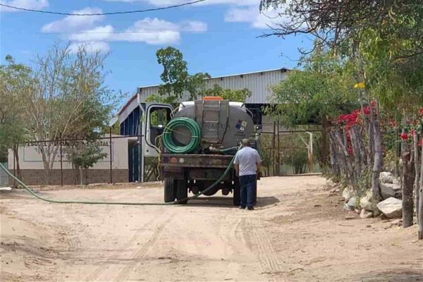 CEAPAS envía 3 pipas a Choix y 2 a El Fuerte para distribuir agua
