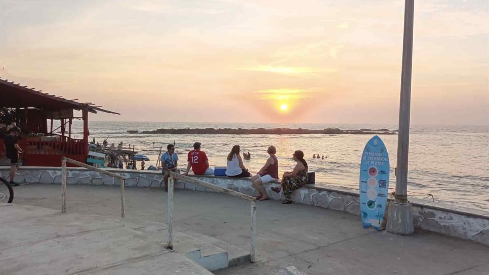 Poco o mucho pero el turismo no deja de visitar playa Cerritos en Mazatlán