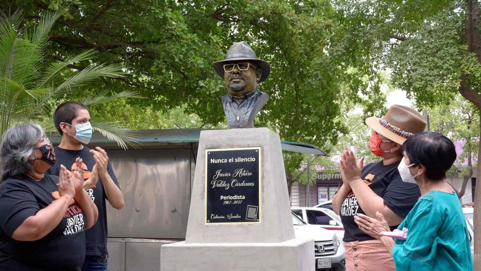 Develan busto del periodista Javier Valdez, a 4 años de su asesinato