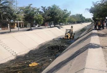 Sacan escombro, refrigeradores, llantas y hasta salas de drenes en Los Mochis