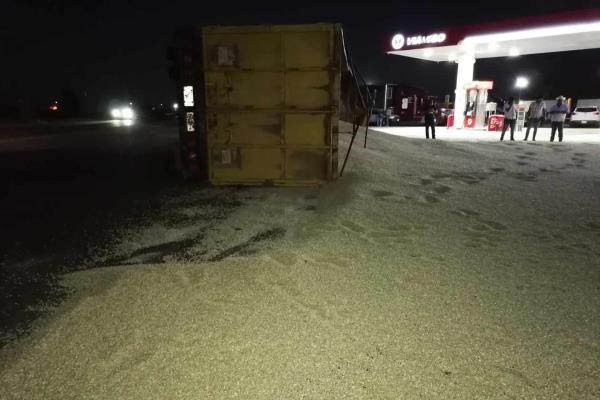 Vuelca camión con 24 toneladas de maíz en la Lateral 18