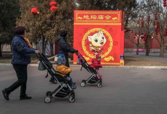 China permite un tercer hijo para abordar su crisis demográfica