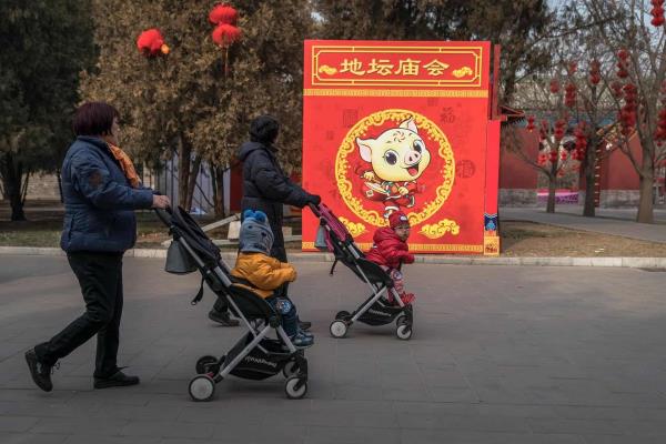 China permite un tercer hijo para abordar su crisis demográfica