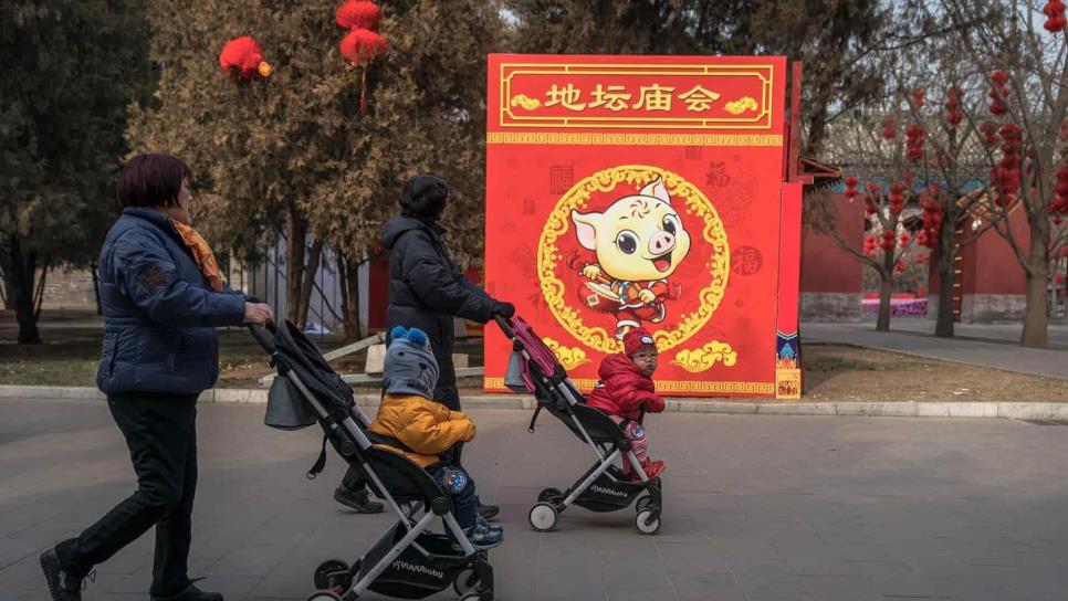 China permite un tercer hijo para abordar su crisis demográfica