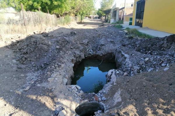 Vecinos de El Pochotal hartos de vivir en aguas negras