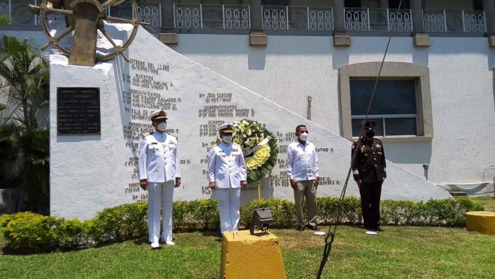 Celebran con ceremonia y ofrenda día de la marina en Mazatlán