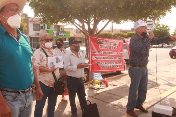 Jubilados y activos de la CNTE se manifiestan en el ISSSTE