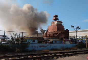 Se incendia barco atunero en astillero de Mazatlán
