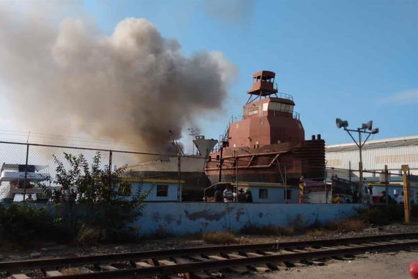 Se incendia barco atunero en astillero de Mazatlán