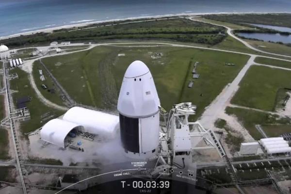 La cápsula Dragon con más de 3 mil kilos de carga se acopla a la EEI