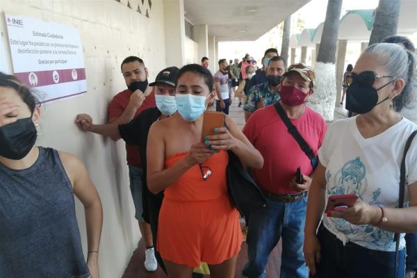 No somos chinos, somos mexicanos y no pudimos votar, queja de turista en Mazatlán