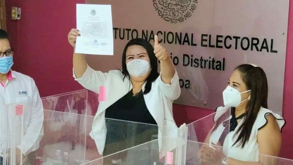 Yadira Marcos recibe constancia que la avala como diputada federal del distrito 05