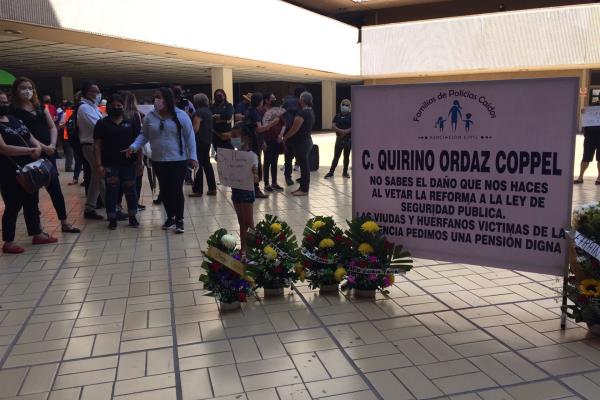 Se manifiestan policías y viudas en Palacio de Gobierno