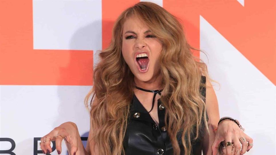 Paulina Rubio perpetúa su brillo dorado con la llegada de sus 50 años