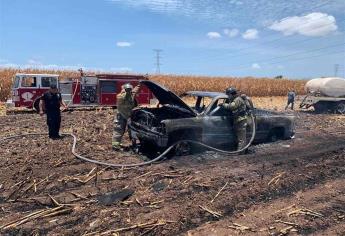 Se incendia camioneta en Paredones, termina calcinada