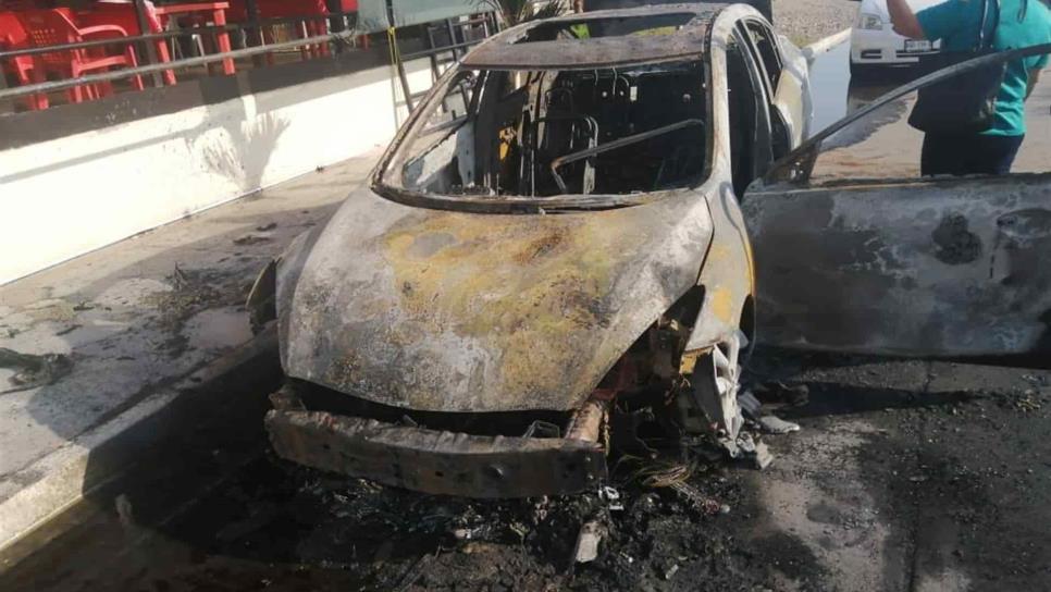 Vehículo termina calcinado frente a restaurante de mariscos en Guasave