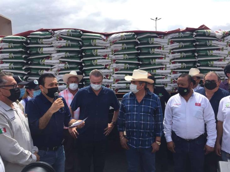 Entrega Quirino apoyos a productores temporales Entrega Quirino apoyos a productores temporales