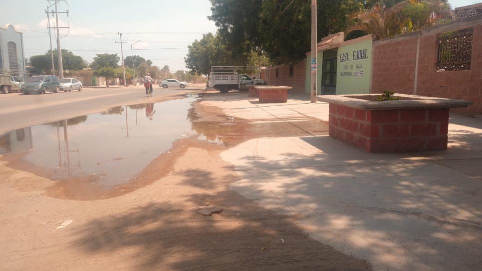 Reportan mega fuga de agua en Juan José Ríos