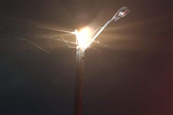 Vientos y lluvia derriban transformador de CFE en la Díaz Ordaz, Culiacán