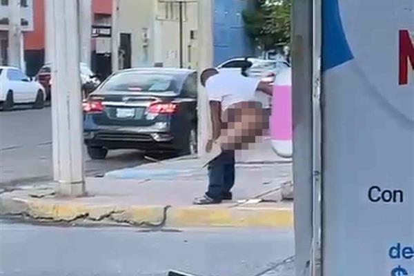 Captan a sujeto haciendo sus necesidades fisiológicas en la vía pública