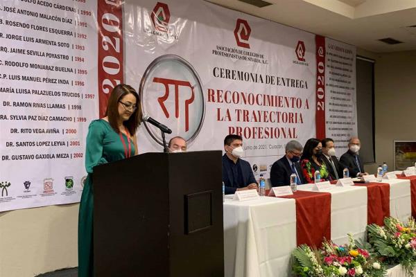 Entregan reconocimiento a la trayectoria profesional a Gloria María Peña García