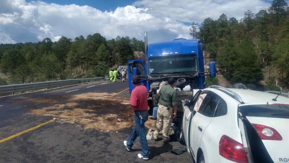 Choque entre tráiler y vehículos deja 15 lesionados en la Mazatlán-Durango