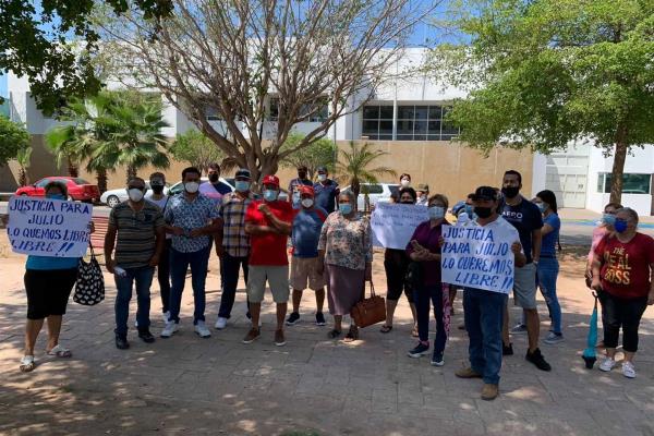 Se manifiestan en la FGR para exigir la liberación de un vecino de Topolobampo