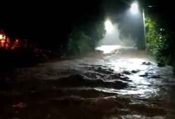 Lluvias torrenciales forman arroyos en Choix