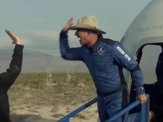 Jeff Bezos vuelve a tierra tras alcanzar el espacio en cohete de Blue Origin Jeff Bezos vuelve a tierra tras alcanzar el espacio en cohete de Blue Origin