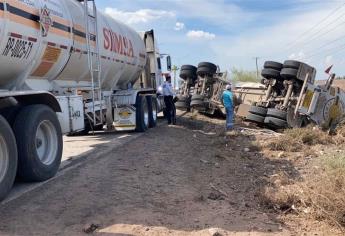 Vuelca cisterna con diésel tras esquivar a un ciclista sobre la Mochis-Topolobampo