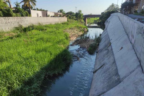 Denuncian desbordamiento de aguas negras en la Ramón F. Iturbe, Mazatlán