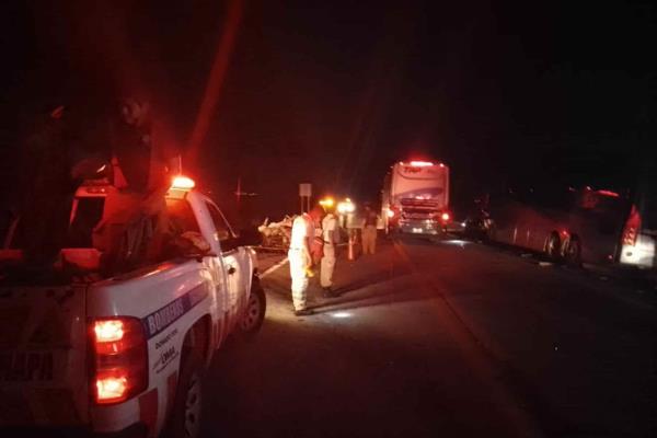 Choque de autobús de pasajeros y auto deja dos muertos en la Mazatlán-Tepic