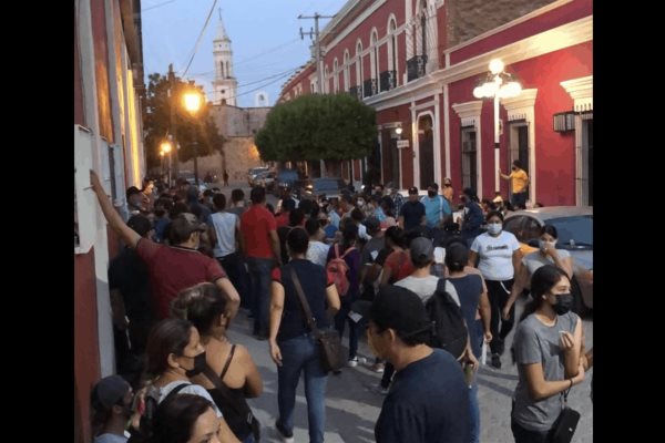 Madrugan para hacer fila y vacunarse en El Fuerte