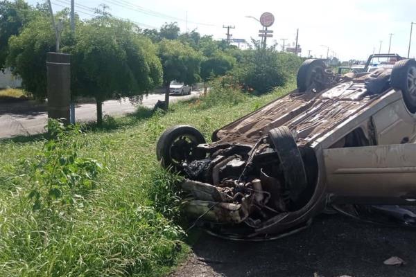 Vuelca madre e hijo en Guasave; la mujer perdió una mano 