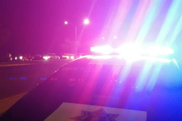 Pierde el control de su vehículo y cae a canal junto con sus hijos
