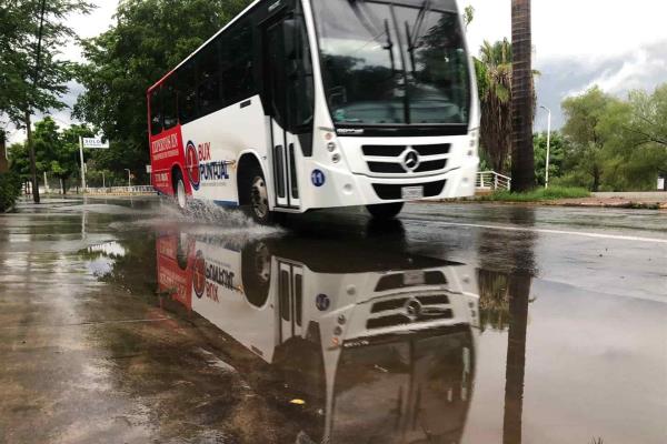 Intensa lluvia deja encharcamientos en Culiacán