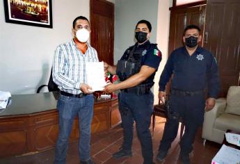 Autoridades de El Fuerte entregan casi 200 mil pesos en vales de despensa a policías