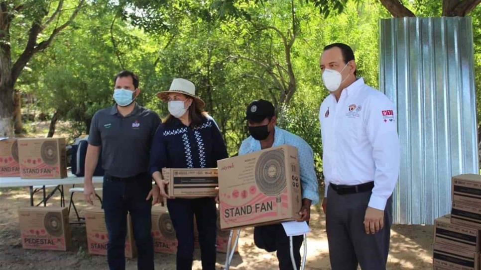 Entregan apoyos a familias de El Fuerte por temporada de calor